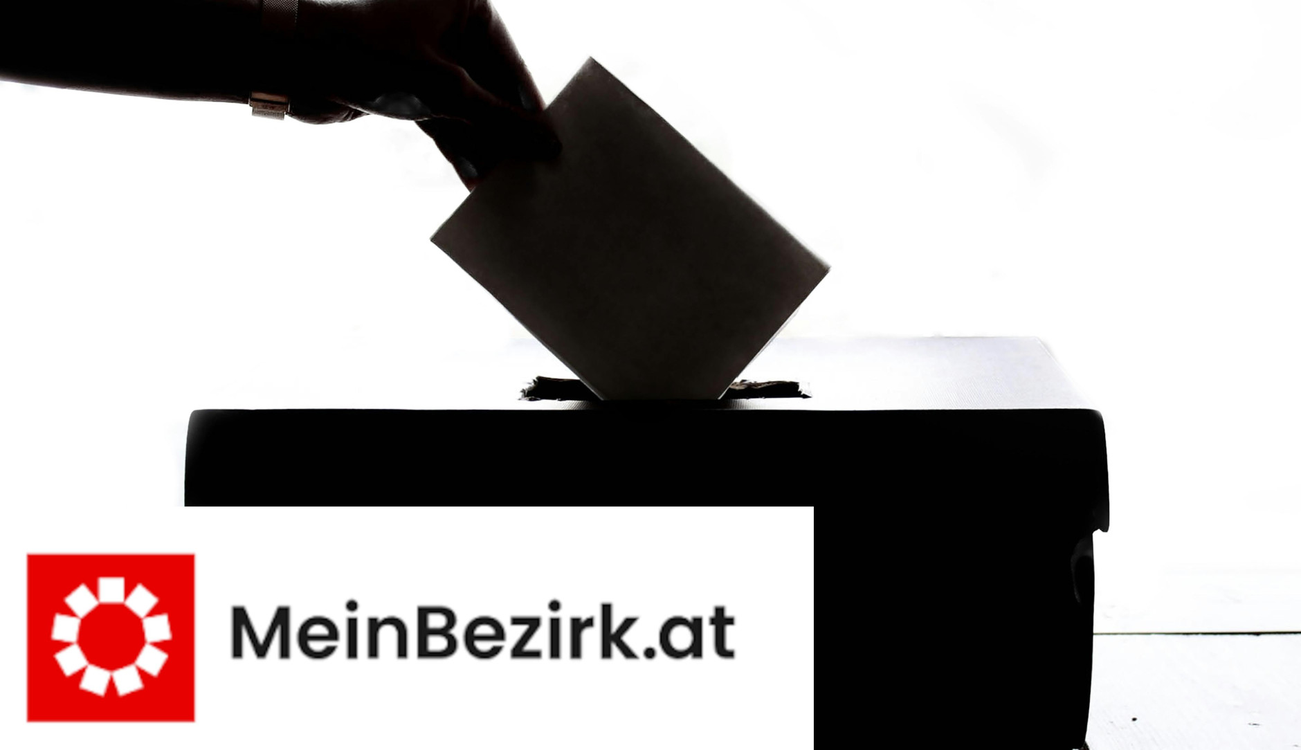 Hand mit Wahlurne und MeinBezirk.at-Logo