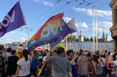Volt mit Regenbogenflaggen bei der Salzburg-Pride.